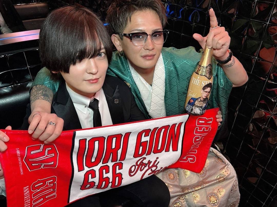 ZERO主任からも高級シャンパンでお祝いをして頂きました☆☆
まだまだ飛躍していく庵支配人に
ご期待下さいませ！