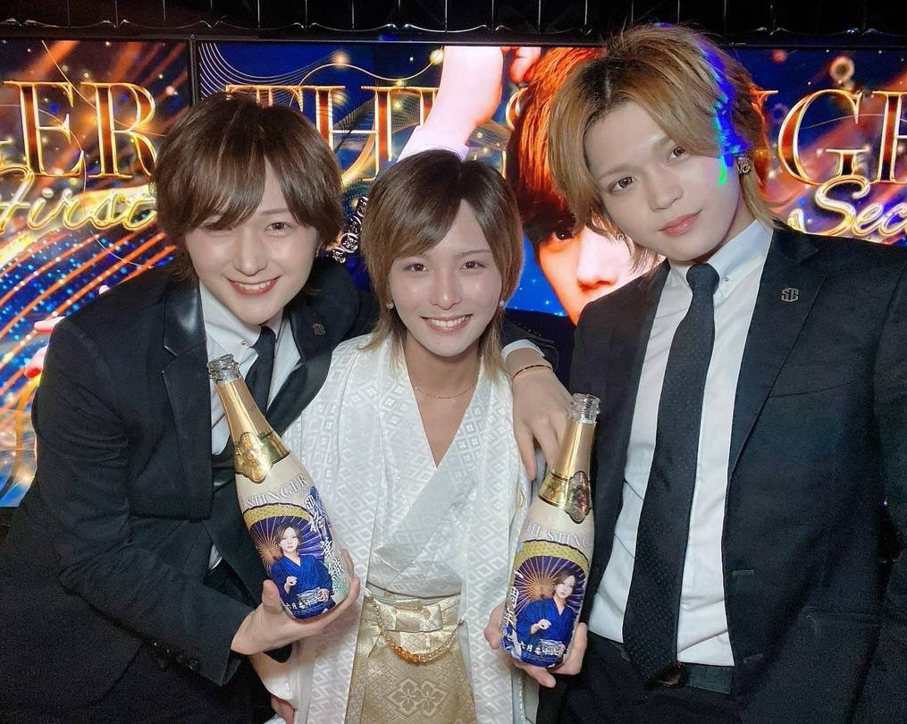 翔主任と志龍からもお祝いの高級シャンパンを頂きました☆☆
最高の一日を皆様ありがとうございました✨