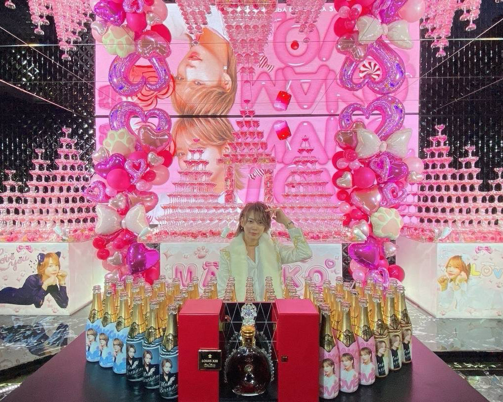 超豪華シャンパンタワーと
超高級ブランデー。数え切れない程のお祝いのシャンパンを頂き
活気の耐えない素晴らしい一日となりました！