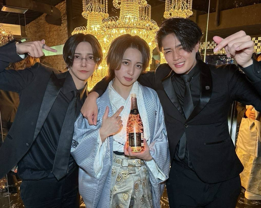 那桜と豹牙からも高級シャンパンで
盛り上げてくれ、爽を輝かせてくれました☆
皆から愛され、可愛がられる
爽らしい素敵な一日となりました✨