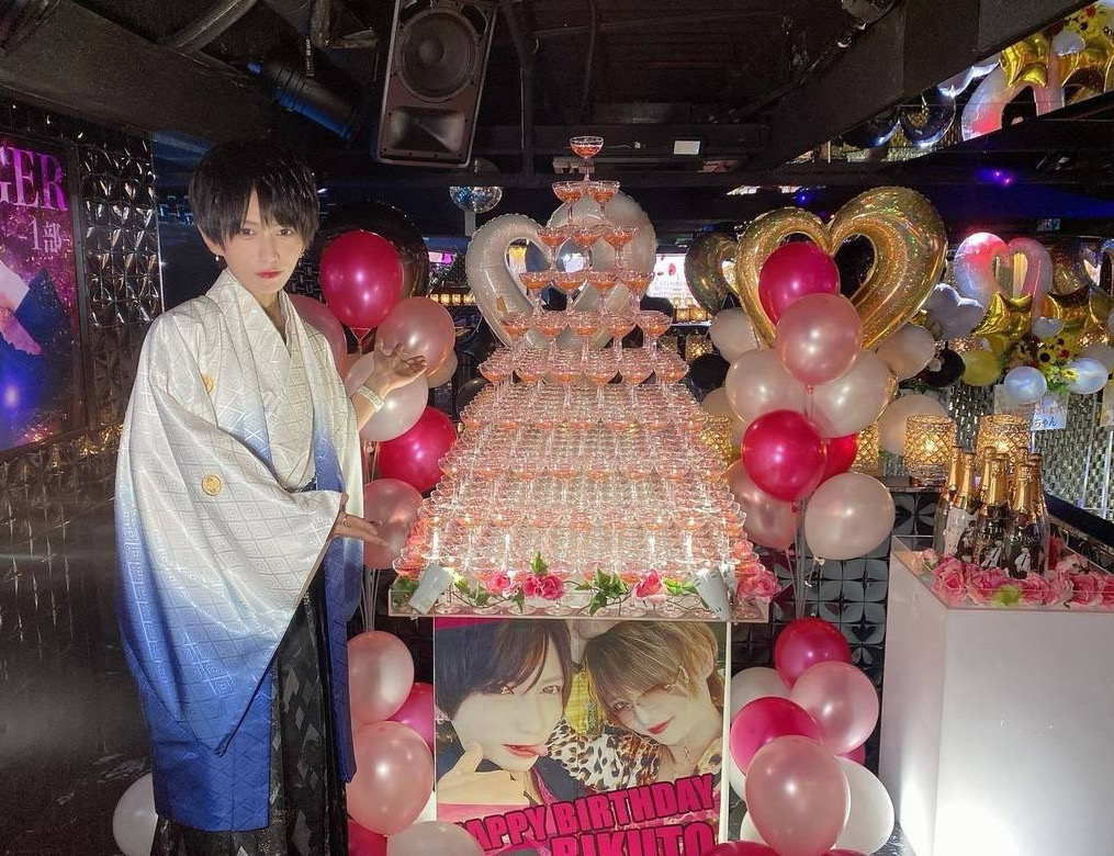 フロアVIPを彩やかに飾る
シャンパンタワーでお祝いをして頂きました☆☆
イベントの盛り上がりは最高潮!!