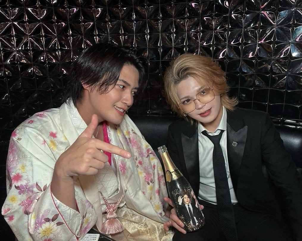志龍からも高級シャンパンでお祝いをしてもらいました☆
仲間達からの信頼も絶大の豹牙☆