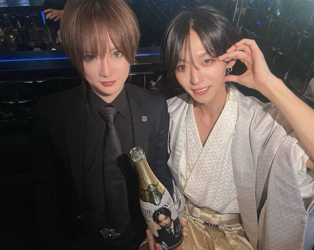 塁華代行から高級シャンパンでお祝いをして頂き
スアを輝かせてくれました☆