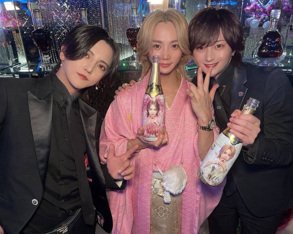 那桜と翔主任からもお祝いの高級シャンパンを頂きました☆
常にコールが鳴り止まない一日となりました！