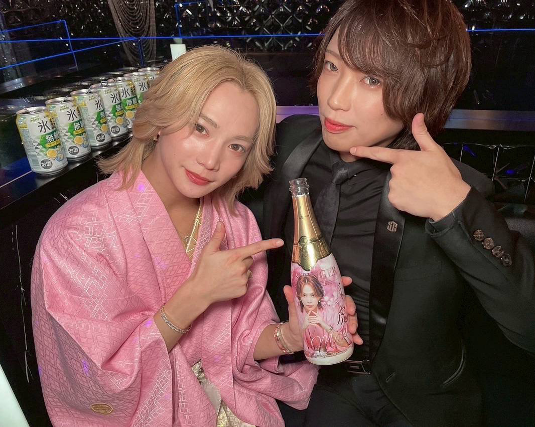 海からもお祝いのメッセージと
お祝いの高級シャンパンを頂きました☆
終始盛り上がる、笑顔溢れる一日となりました✨