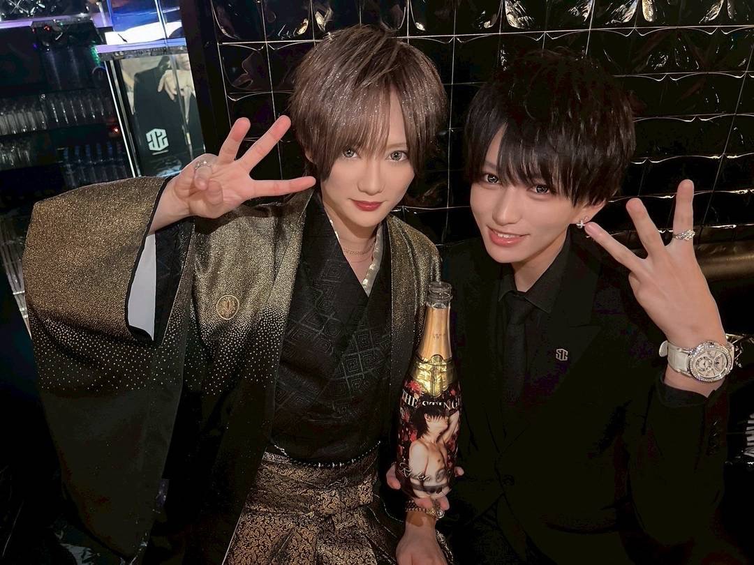 塁華代行を心から尊敬している
陸翔副主任からもお祝いをしてもらいました☆
皆を魅了する塁華代行✨