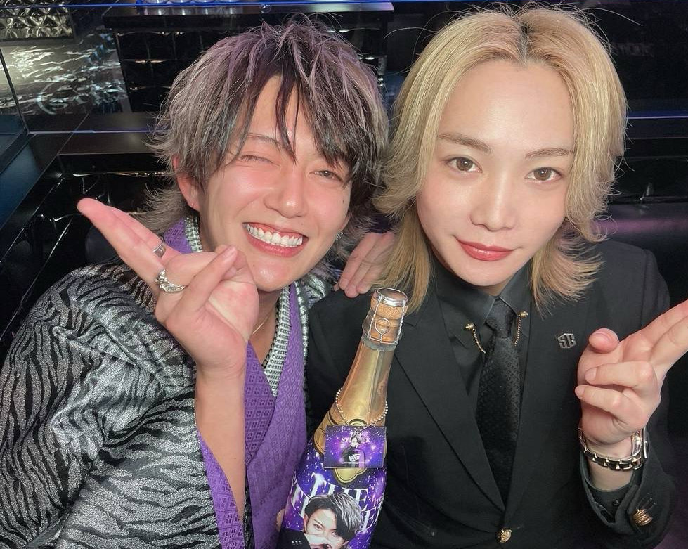 真虎主任からも高級シャンパンでお祝いをしてもらい
二人の熱い絆が見えた瞬間でもありました!!