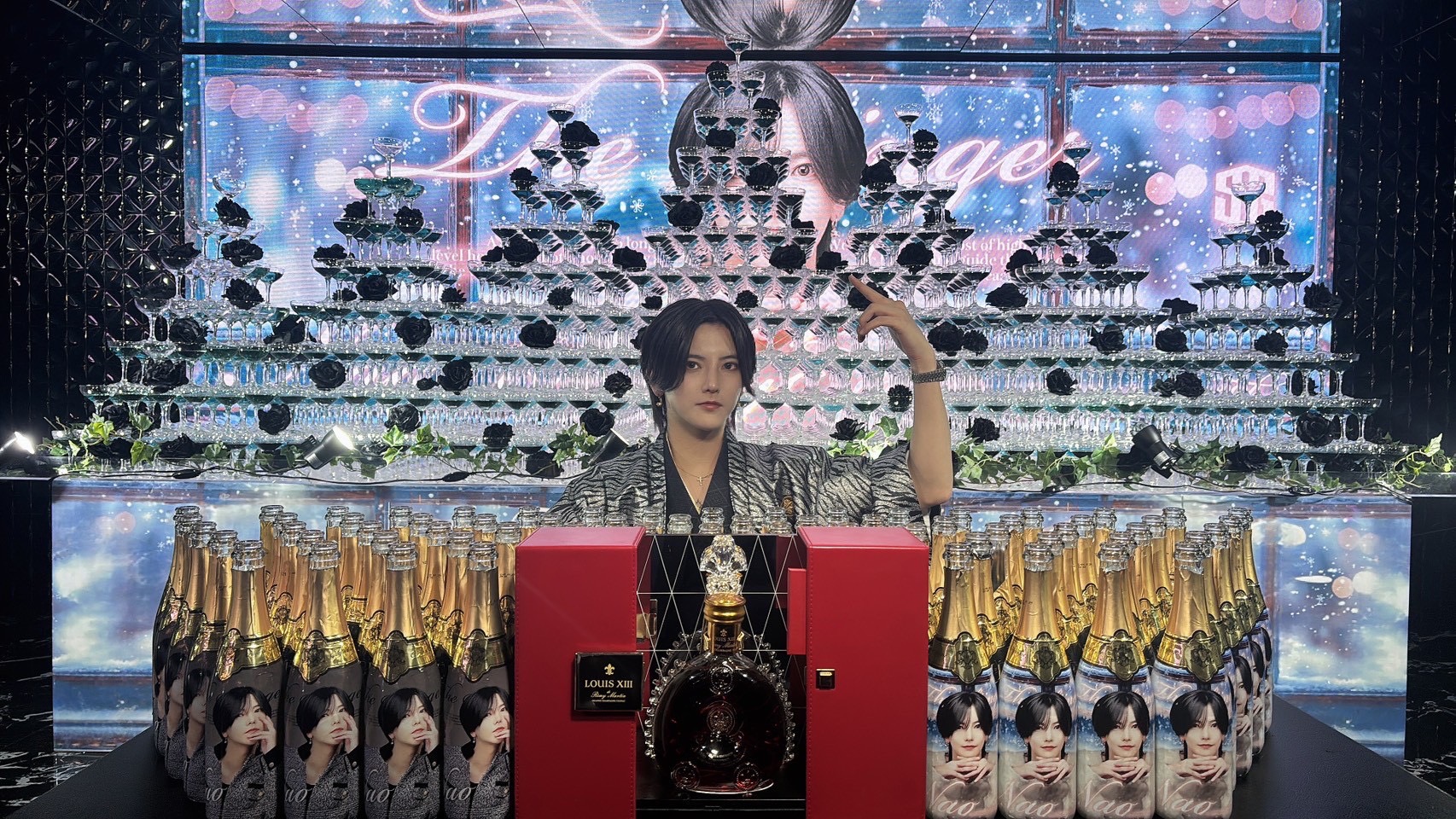 数え切れない温かいメッセージ、
高級シャンパンでお祝いして頂き
超豪華シャンパンタワーも炸裂し
大変盛り上がる一日となりました✨