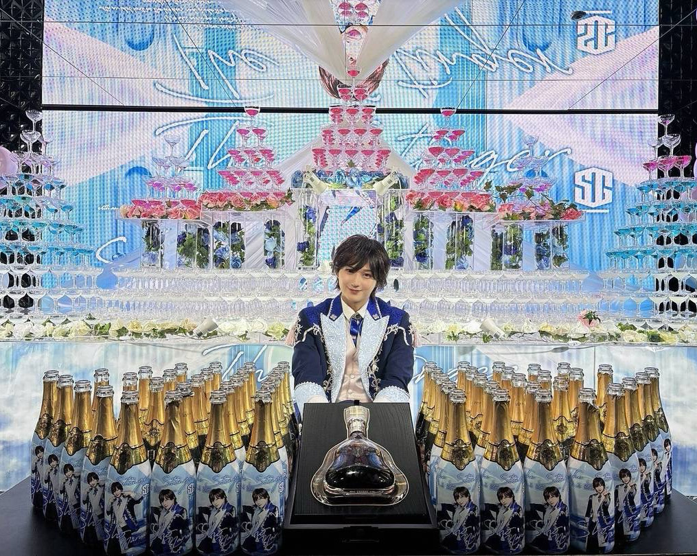 メインを豪華に飾るシャンパンタワーに
数え切れないお祝いの数々！
笑顔と活気、輝きが溢れる一日となりました☆
