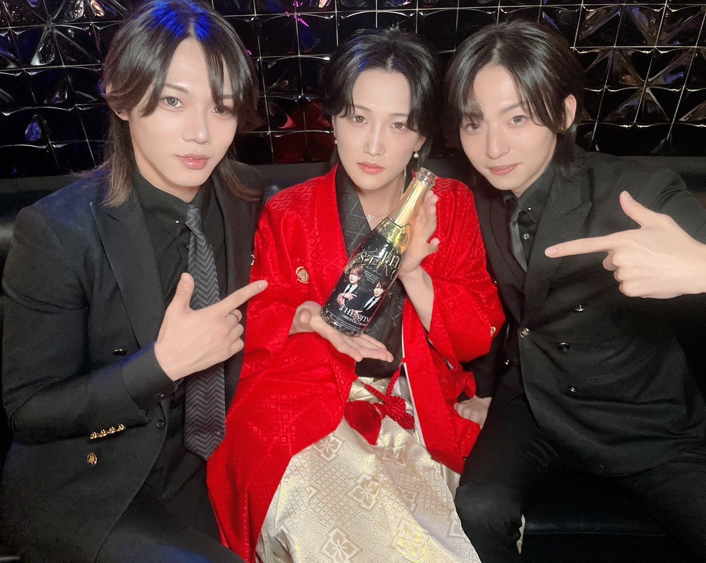 仲間達からも愛される華空☆
シャンパンコールが鳴り止まない1日となりました✨
月聖、スア☆