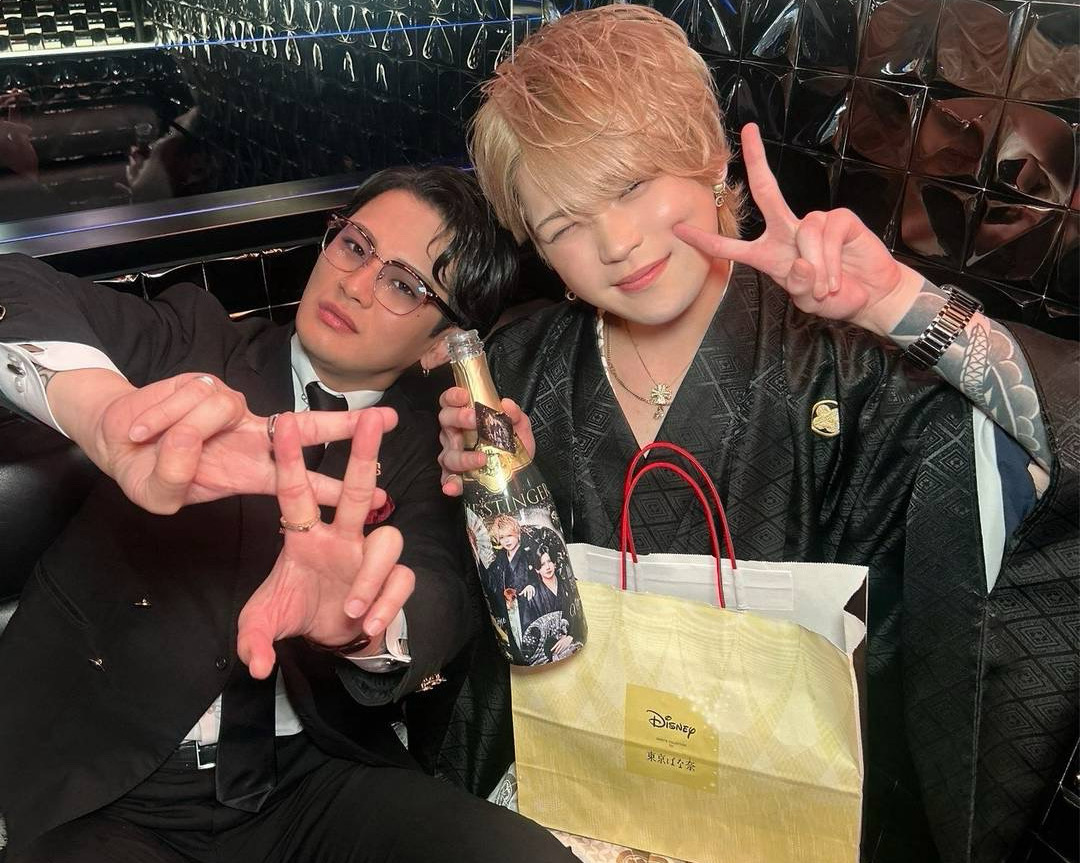 庵支配人からも高級シャンパンでお祝いして頂きました☆☆
今後の飛躍にもご期待下さいませ✨