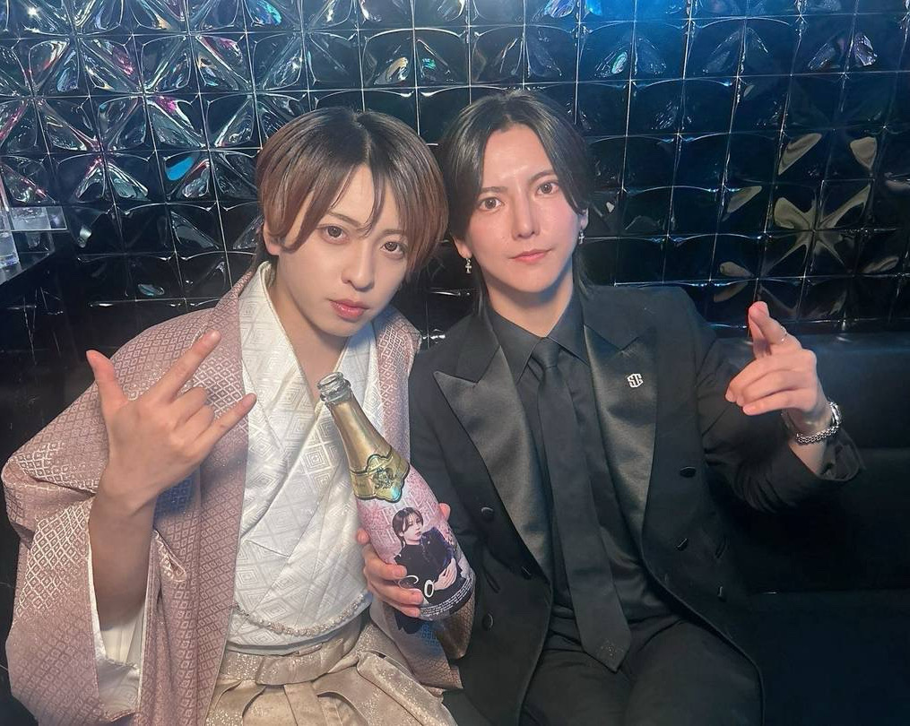 那桜副主任から高級シャンパンでお祝いしもらいました☆
人気者の爽✨