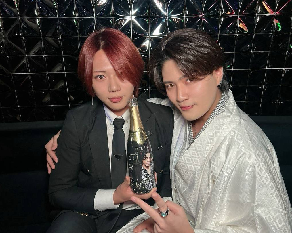 後輩の月聖からもお祝いの高級シャンパンでお祝いしてもらいました☆