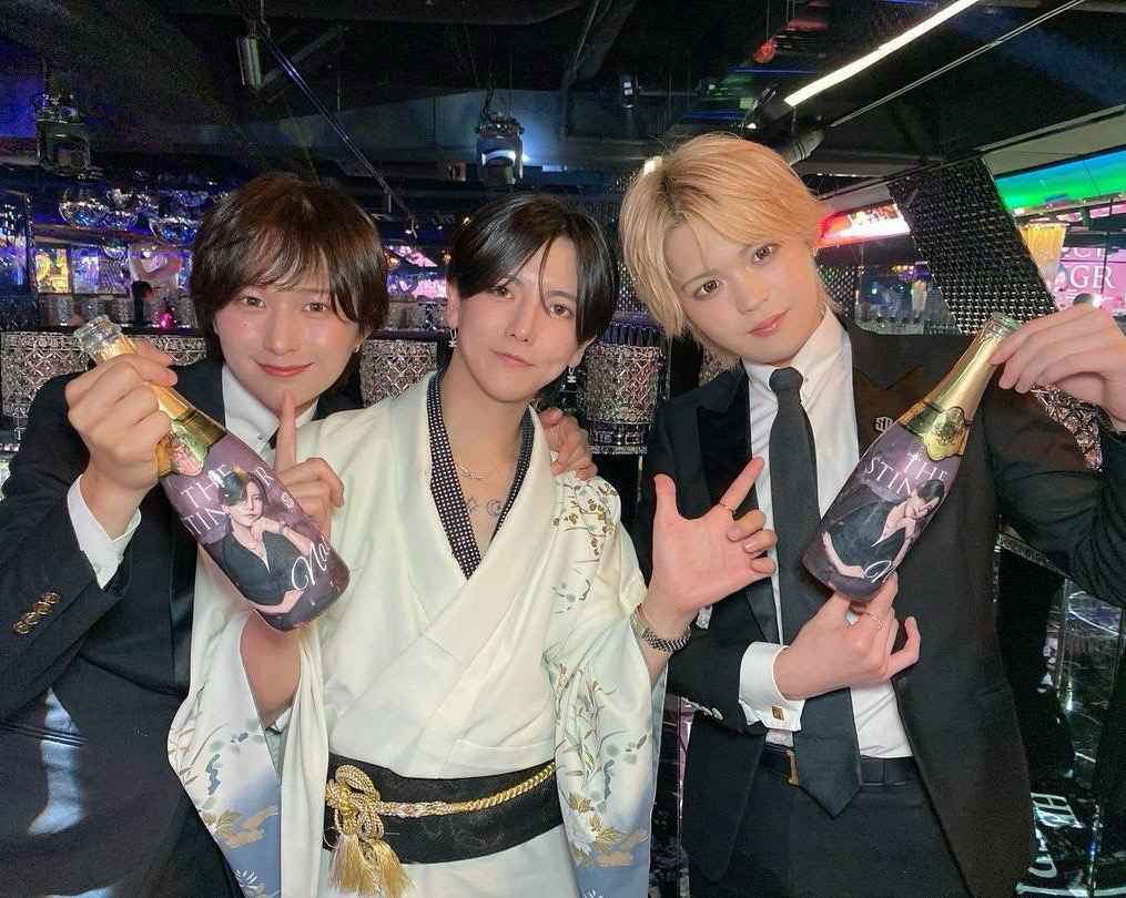 翔主任、志龍副主任からも高級シャンパンを頂き
この日を大いに盛り上げてくれました!!