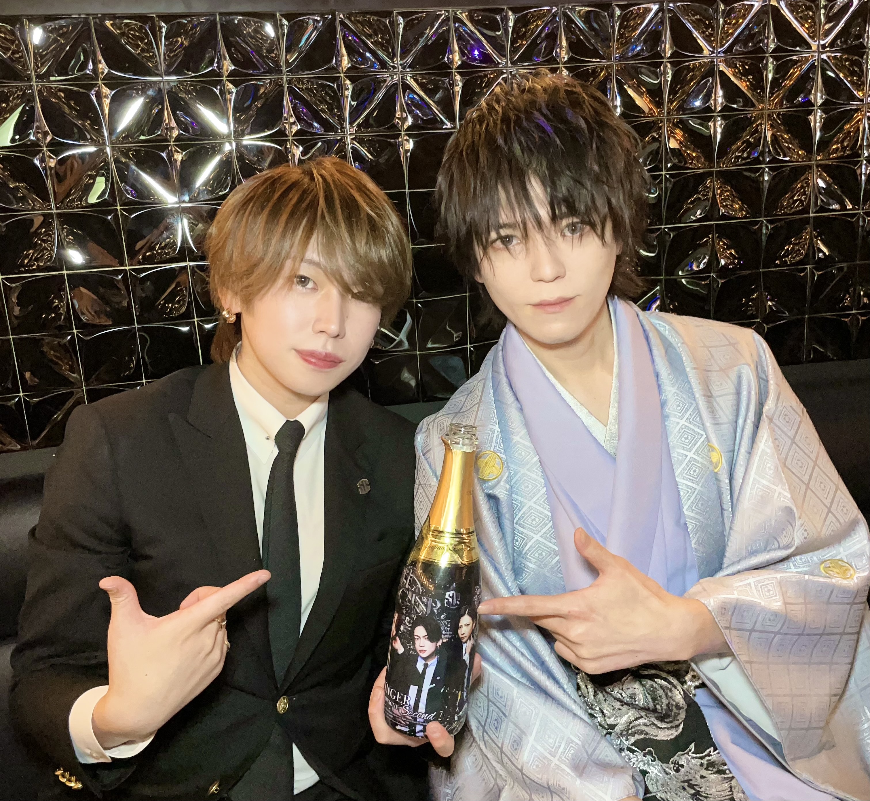チームリーダーの涼晟副主任から
15年目の更なる飛躍を願い
シャンパンでお祝い☆