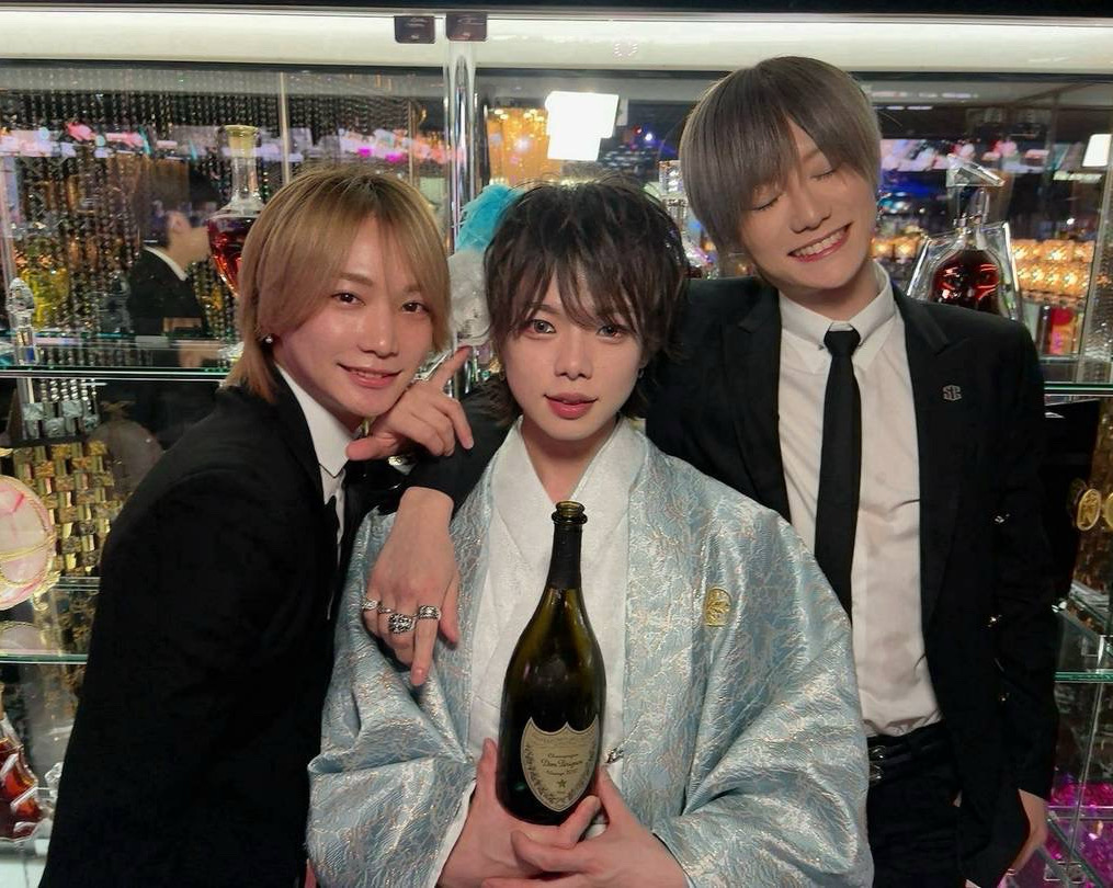 皆から可愛がられる嶺夜☆
皆からたくさんのお祝いの高級シャンパンを頂きました☆