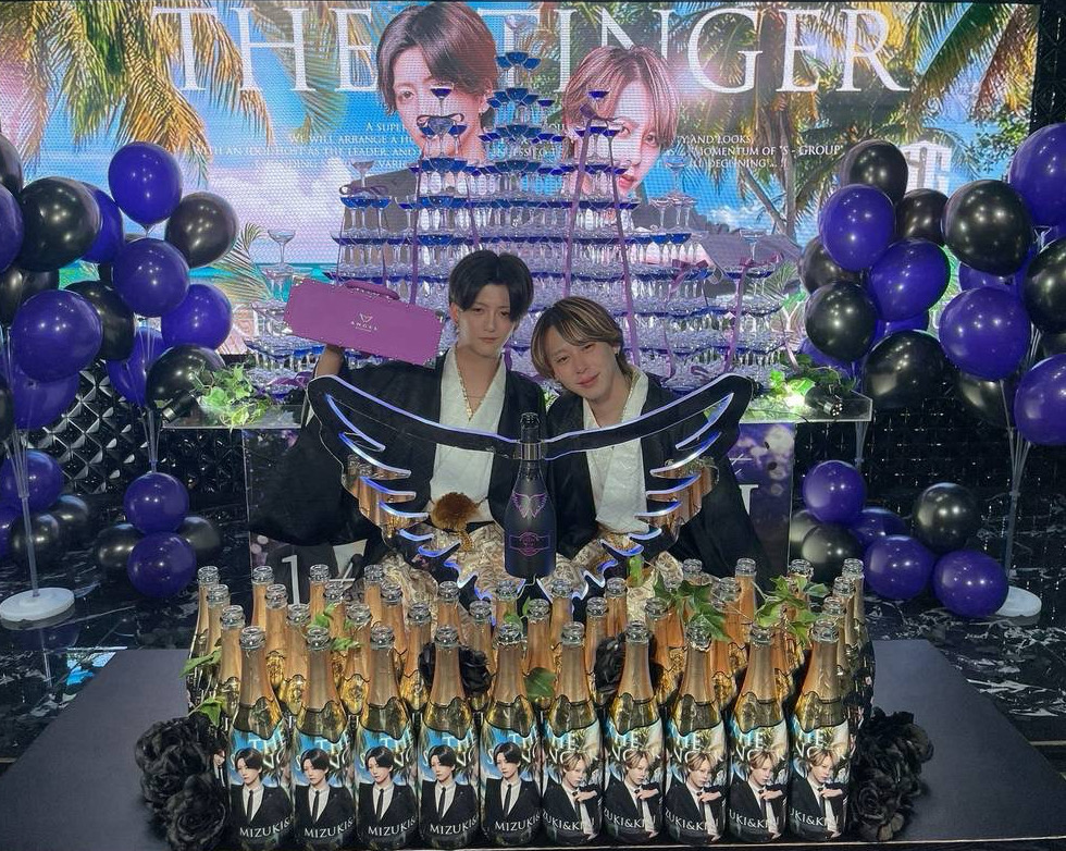 たくさんのお祝い高級シャンパン
高級シャンパンタワーを頂き
盛大な一日になりました✨
たくさんのご声援とご来店誠にありがとうございました！
