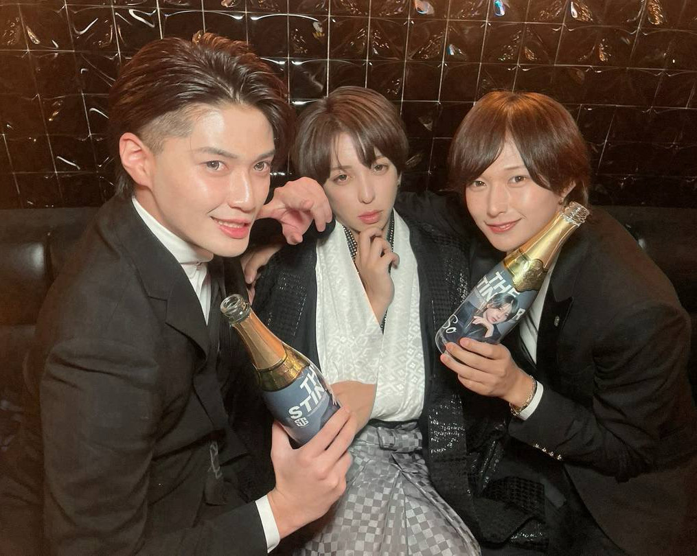 豹牙主任、翔主任からもお祝いの高級シャンパンを頂きました☆